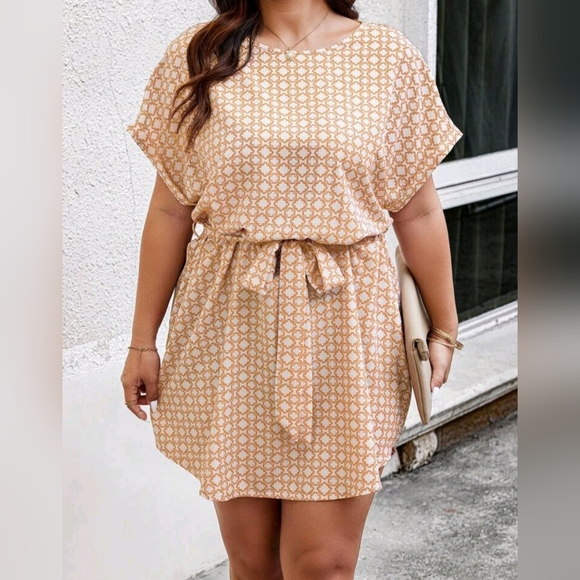 Dresses & Skirts - NWOT geometric patterned tie waist dress 💛